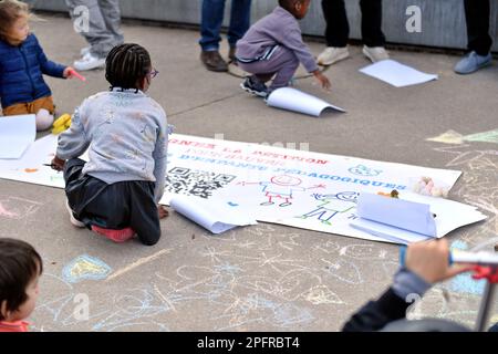 Parigi, Francia. 18th Mar, 2023. Manifestazione contro la chiusura degli asili a Parigi, in Francia, il 18 marzo 2023. Gli asili Parigini, che accolgono più di 800 bambini di età superiore ai due anni e mezzo, devono chiudere entro le 2024:00. In diciotto mesi, gli asili, a metà strada tra il asilo collettivo e la scuola materna, dovranno chiudersi o trasformarsi. Foto di Karim Ait Adjedjou/ABACAPRESS.COM Credit: Abaca Press/Alamy Live News Foto Stock