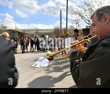 Parigi, Francia. 18th Mar, 2023. Manifestazione contro la chiusura degli asili a Parigi, in Francia, il 18 marzo 2023. Gli asili Parigini, che accolgono più di 800 bambini di età superiore ai due anni e mezzo, devono chiudere entro le 2024:00. In diciotto mesi, gli asili, a metà strada tra il asilo collettivo e la scuola materna, dovranno chiudersi o trasformarsi. Foto di Karim Ait Adjedjou/ABACAPRESS.COM Credit: Abaca Press/Alamy Live News Foto Stock