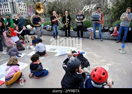 Parigi, Francia. 18th Mar, 2023. Manifestazione contro la chiusura degli asili a Parigi, in Francia, il 18 marzo 2023. Gli asili Parigini, che accolgono più di 800 bambini di età superiore ai due anni e mezzo, devono chiudere entro le 2024:00. In diciotto mesi, gli asili, a metà strada tra il asilo collettivo e la scuola materna, dovranno chiudersi o trasformarsi. Foto di Karim Ait Adjedjou/ABACAPRESS.COM Credit: Abaca Press/Alamy Live News Foto Stock