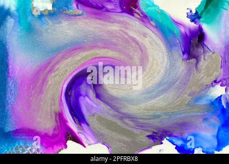 Uno sfondo vorticoso astratto realizzato con inchiostri alcolici blu, viola, rosa, verde e argento e una lega metallica d'argento Foto Stock