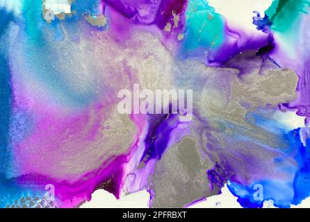 Uno sfondo vorticoso astratto realizzato con inchiostri alcolici blu, viola, rosa, verde e argento e una lega metallica d'argento Foto Stock