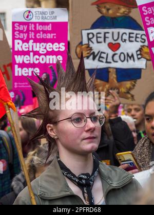 Londra, Regno Unito. 18 Mar 2023. Migliaia di persone marciano attraverso Londra per chiarire che i rifugiati sono i benvenuti e si oppongono alle politiche razziste del governo contro gli immigrati, i rifugiati e i richiedenti asilo. Chiedono rotte sicure per i migranti e la fine del razzismo istituzionale nelle attività di polizia e la fine dell'islamofobia, dell'antisemitismo e dei pregiudizi contro i neri, i cinesi, gli asiatici, gli zingari, i ROM, viaggiatori e altre comunità dei media e del governo. Peter Marshall/Alamy Live News Foto Stock