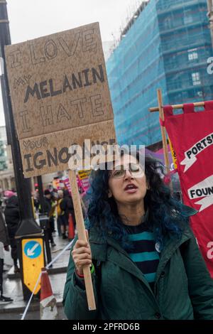 Londra, Regno Unito. 18 Mar 2023. Migliaia di persone marciano attraverso Londra per chiarire che i rifugiati sono i benvenuti e si oppongono alle politiche razziste del governo contro gli immigrati, i rifugiati e i richiedenti asilo. Chiedono rotte sicure per i migranti e la fine del razzismo istituzionale nelle attività di polizia e la fine dell'islamofobia, dell'antisemitismo e dei pregiudizi contro i neri, i cinesi, gli asiatici, gli zingari, i ROM, viaggiatori e altre comunità dei media e del governo. Peter Marshall/Alamy Live News Foto Stock