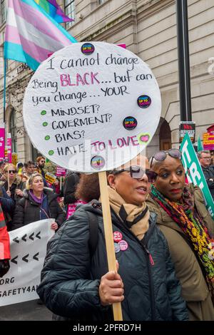 Londra, Regno Unito. 18 Mar 2023. Migliaia di persone marciano attraverso Londra per chiarire che i rifugiati sono i benvenuti e si oppongono alle politiche razziste del governo contro gli immigrati, i rifugiati e i richiedenti asilo. Chiedono rotte sicure per i migranti e la fine del razzismo istituzionale nelle attività di polizia e la fine dell'islamofobia, dell'antisemitismo e dei pregiudizi contro i neri, i cinesi, gli asiatici, gli zingari, i ROM, viaggiatori e altre comunità dei media e del governo. Peter Marshall/Alamy Live News Foto Stock