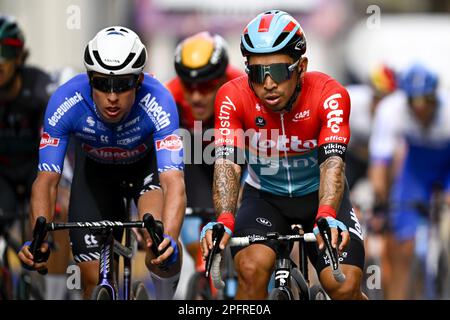 Il belga Jasper Philipsen di Alpecin-Deceuninck e l'australiano Caleb Ewan di Lotto-Dstny nella foto durante la gara ciclistica di una giornata 'Milano-Sanremo', 294km da Milano a Sanremo, Italia, sabato 18 marzo 2023. FOTO DI BELGA JASPER JACOBS Credit: Belga News Agency/Alamy Live News Foto Stock