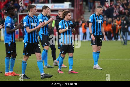 I giocatori del Club si trovano in una partita di calcio tra KV Kortrijk e Club Brugge KV, sabato 18 marzo 2023 a Heule, Kortrijk, il 30° giorno della prima divisione del campionato belga della 'Jupiler Pro League' 2022-2023. BELGA PHOTO VIRGINIE LEFOUR Foto Stock