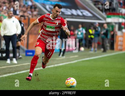 Augusta, Germania. 18th Mar, 2023. Calcio, Bundesliga, FC Augsburg - FC Schalke 04, Giornata 25 alla WWK Arena. Augsburg Mergim Berisha gioca la palla. Credito: Stefan Puchner/dpa - NOTA IMPORTANTE: In conformità ai requisiti della DFL Deutsche Fußball Liga e del DFB Deutscher Fußball-Bund, è vietato utilizzare o utilizzare fotografie scattate nello stadio e/o della partita sotto forma di sequenze di immagini e/o serie di foto simili a video./dpa/Alamy Live News Foto Stock