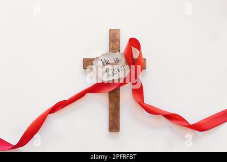 Croce con un nastro rosso, un simbolo di Cristo. Crocifissione di Gesù Cristo. Pasqua Foto Stock