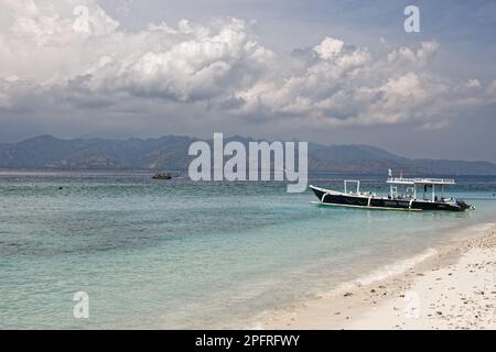 La spiaggia sabbiosa di Gili Trawangan, con l'isola di Lombok sullo sfondo Foto Stock