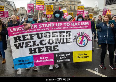 Londra, Regno Unito - 18 marzo 2023: Migliaia di manifestanti di diverse origini si sono riuniti nel centro di Londra per protestare contro il razzismo. I manifestanti hanno cantato: "I rifugiati sono i benvenuti qui” e hanno chiesto la fine del progetto di legge in Ruanda. Credit: Sinai Noor / Alamy Live News Foto Stock