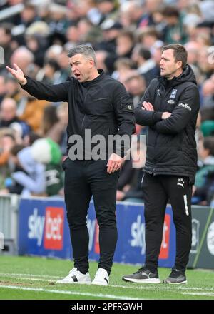 Steven Schumacher, direttore di Plymouth Argyle e Mark Hughes, assistente manager di Plymouth Argyle, urla, punta durante la partita della Sky Bet League 1 Plymouth Argyle vs Forest Green Rovers a Home Park, Plymouth, Regno Unito, 18th marzo 2023 (Foto di Stanley Kasala/News Images) Foto Stock