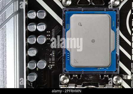 Primo piano della CPU ad alte prestazioni o dell'unità processore centrale installata sulla scheda madre. Foto Stock