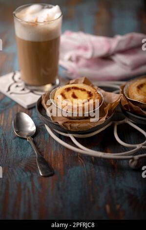 Pasticceria portoghese Natas con caffè Galao Foto Stock