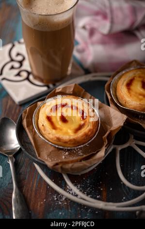 Pasticceria portoghese Natas con caffè Galao Foto Stock