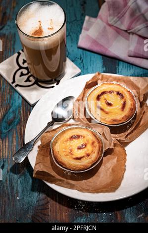 Pasticceria portoghese Natas con caffè Galao Foto Stock