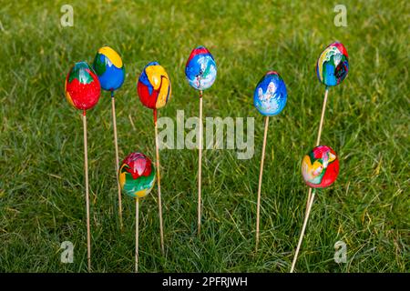 Color marmorizzato colorate uova di pasqua isolato con fuoco selettivo nel giardino Foto Stock