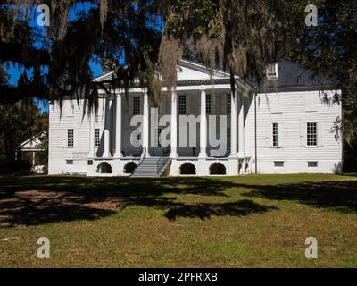 Situato nella regione meridionale del delta del Santee, l'Hampton Plantation state Historic Site ospita i remoti resti finali di una pianta di riso dell'epoca coloniale Foto Stock