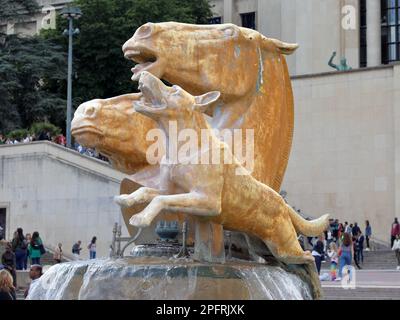 Parigi, Francia - 10 giugno 2019: Statua dei cavalli e dei cani nei Jardins du Trocadero (Giardini del Trocadero) scolpiti da Georges Guyot Foto Stock