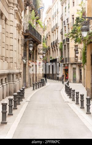 Il vivace quartiere di El Born a Barcellona, in Spagna, presenta strade tortuose e facciate colorate Foto Stock