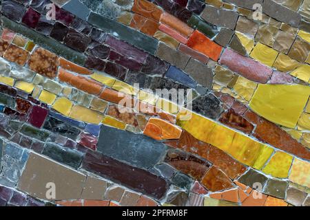 Pannello a mosaico in piastrelle di ceramica, marmo e granito. Mosaico astratto pietre di ceramica colorate. Foto Stock