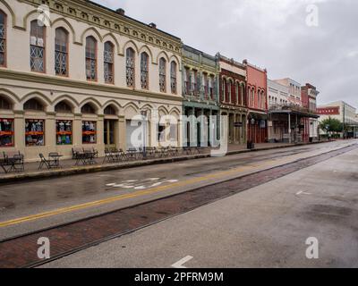 Il quartiere storico di Strand nel centro di Galveston, Texas, presenta un'immagine tranquilla e serena in una giornata piovosa, priva di persone ma piena di storia cha Foto Stock