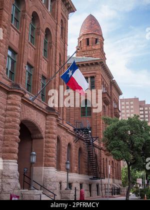 Scopri la ricca storia e la splendida architettura del tribunale della contea di Bexar, un vero e proprio simbolo del Texas che si erge con orgoglio nel cuore del centro città Foto Stock