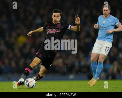 Burnley's Jack Cork in azione durante la partita di finale della Emirates fa Cup all'Etihad Stadium, Manchester. Data immagine: Sabato 18 marzo 2023. Foto Stock