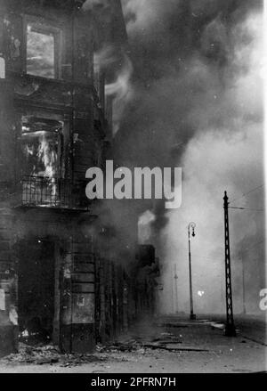 Nel gennaio del 1943 i nazisti arrivarono per arrotondare gli ebrei del ghetto di Varsavia gli ebrei, decisi a combatterlo, presero le SS con armi fatte in casa e primitive. I difensori furono giustiziati o deportati e la zona del Ghetto fu sistematicamente demolita. Questo evento è noto come la rivolta del Ghetto. Questa immagine mostra Zamenhofa Street in varie fasi della sua distruzione. Questa immagine è tratta dal record fotografico tedesco dell'evento, noto come rapporto Stroop. Foto Stock