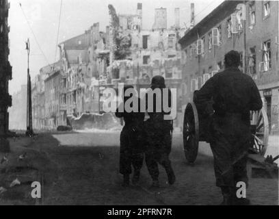 Nel gennaio del 1943 i nazisti arrivarono per arrotondare gli ebrei del ghetto di Varsavia gli ebrei, decisi a combatterlo, presero le SS con armi fatte in casa e primitive. I difensori furono giustiziati o deportati e la zona del Ghetto fu sistematicamente demolita. Questo evento è noto come la rivolta del Ghetto. Questa immagine mostra la città in varie fasi della sua distruzione. Questa immagine è tratta dal record fotografico tedesco dell'evento, noto come rapporto Stroop. Foto Stock