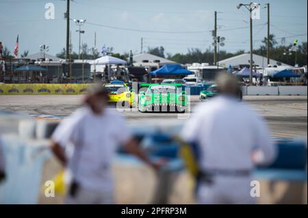 80 HYETT PJ (usa), PRIAULX Seb (gbr), JEANNETTE Gunnar (usa), AO Racing, Porsche 911 GT3 R, in azione durante la Mobil 1 dodici ore di Sebring 2023, 2nd° round del 2023° IMSA sportscar Championship, dal 15 al 18 marzo 2023 sull'autodromo internazionale di Sebring a Sebring, Florida, USA - Foto Jan-Patrick Wagner/DPPI Credit: DPPI Media/Alamy Live News Foto Stock