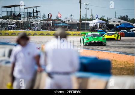 80 HYETT PJ (usa), PRIAULX Seb (gbr), JEANNETTE Gunnar (usa), AO Racing, Porsche 911 GT3 R, in azione durante la Mobil 1 dodici ore di Sebring 2023, 2nd° round del 2023° IMSA sportscar Championship, dal 15 al 18 marzo 2023 sull'autodromo internazionale di Sebring a Sebring, Florida, USA - Foto Jan-Patrick Wagner/DPPI Credit: DPPI Media/Alamy Live News Foto Stock