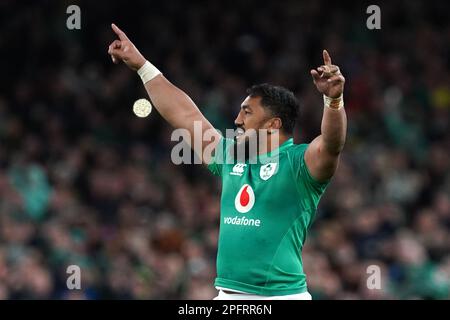 Il Bundee Aki in Irlanda festeggia dopo la partita delle sei Nazioni della Guinness all'Aviva Stadium, Dublino. Data immagine: Sabato 18 marzo 2023. Foto Stock