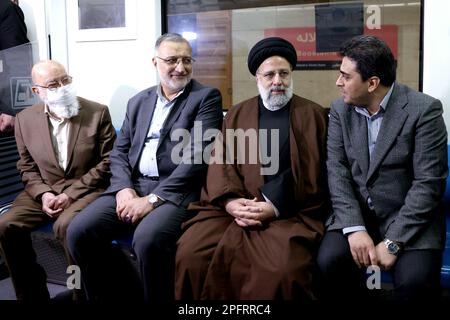 18 marzo 2023, Teheran, Teheran, Iran: Presidente iraniano, EBRAHIM RAISI (2R), partecipa alla cerimonia di apertura di 5 nuove stazioni della metropolitana di Teheran. La metropolitana di Teheran è un sistema di transito rapido che serve Teheran, la capitale dell'Iran. E' il sistema di metropolitana più esteso del Medio Oriente. Il sistema è di proprietà e gestito da Teheran Urban e Suburban Railway. Si compone di sei linee operative della metropolitana (e di un'ulteriore linea ferroviaria per pendolari), con lavori di costruzione in corso su tre linee, tra cui l'estensione ovest della linea 4, la linea 6 e l'estensione nord ed est della linea 7. La metropolitana di Teheran porta di più Foto Stock