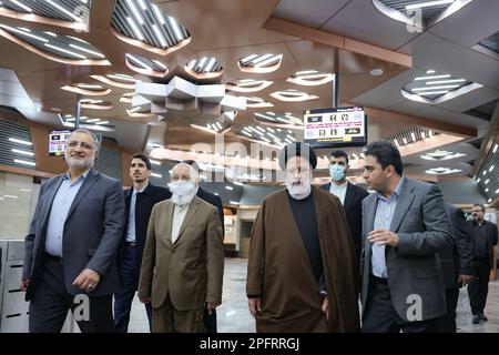 18 marzo 2023, Teheran, Teheran, Iran: Presidente iraniano, EBRAHIM RAISI (2R), partecipa alla cerimonia di apertura di 5 nuove stazioni della metropolitana di Teheran. La metropolitana di Teheran è un sistema di transito rapido che serve Teheran, la capitale dell'Iran. E' il sistema di metropolitana più esteso del Medio Oriente. Il sistema è di proprietà e gestito da Teheran Urban e Suburban Railway. Si compone di sei linee operative della metropolitana (e di un'ulteriore linea ferroviaria per pendolari), con lavori di costruzione in corso su tre linee, tra cui l'estensione ovest della linea 4, la linea 6 e l'estensione nord ed est della linea 7. La metropolitana di Teheran porta di più Foto Stock