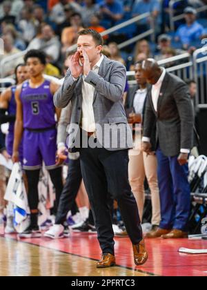 Orlando, Florida, Stati Uniti. 18th Mar, 2023. Bob Richey, allenatore capo di Furman, urla le istruzioni} durante la 1st° metà di una partita di basket di secondo turno nel torneo maschile NCAA tra Furman Paladins e San Diego state Aztechi all'Amway Center di Orlando, Florida. Romeo T Guzman/CSM/Alamy Live News Foto Stock