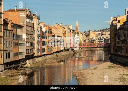 I colorati edifici di Girona in Catalunya, Spagna, aggiungono un elemento vibrante e giocoso al fascino storico della città Foto Stock