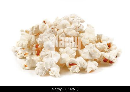 Un mazzo di popcorn fresco closeup su bianco. Popcorn salato. Vista dall'alto Foto Stock