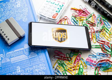 In questa immagine viene visualizzato un logo UPS sullo smartphone. Foto Stock