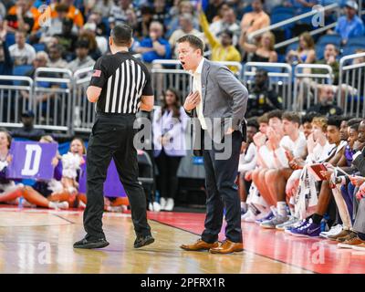 Orlando, Florida, Stati Uniti. 18th Mar, 2023. Bob Richey, allenatore capo di Furman, chiede una telefonata durante la 1st° metà di una partita di basket di secondo turno nel torneo maschile NCAA tra Furman Paladins e San Diego state Aztechi all'Amway Center di Orlando, Florida. Romeo T Guzman/CSM/Alamy Live News Foto Stock