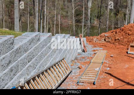 Edificio che conserva il muro di blocco in fase di costruzione su una nuova proprietà vicino a casa di recente Foto Stock