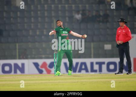 Nasum Ahmed Bowl durante la partita ODI 1st Bangladesh-Irlanda al Sylhet International Cricket Stadium, Lakkarura, Sylhet, Bangladesh. Foto Stock