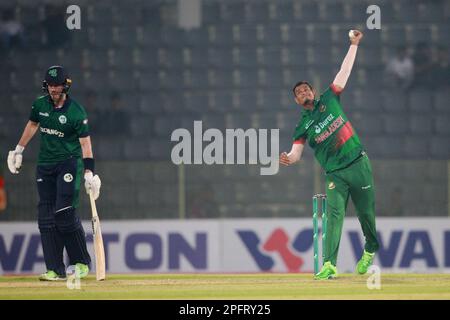 Nasum Ahmed Bowl durante la partita ODI 1st Bangladesh-Irlanda al Sylhet International Cricket Stadium, Lakkarura, Sylhet, Bangladesh. Foto Stock