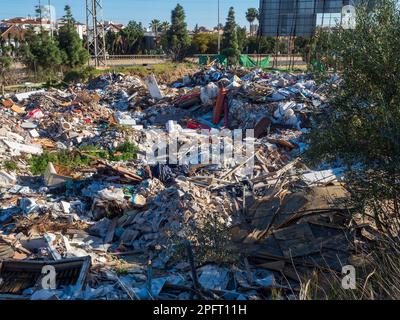 Rifiuti di tutti i tipi accumulati vicino ad una strada a Fuengirola. Foto Stock