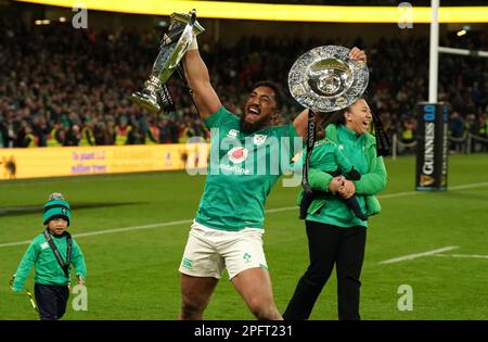 Il Bundee Aki in Irlanda festeggia dopo la partita delle sei Nazioni della Guinness all'Aviva Stadium, Dublino. Data immagine: Sabato 18 marzo 2023. Foto Stock