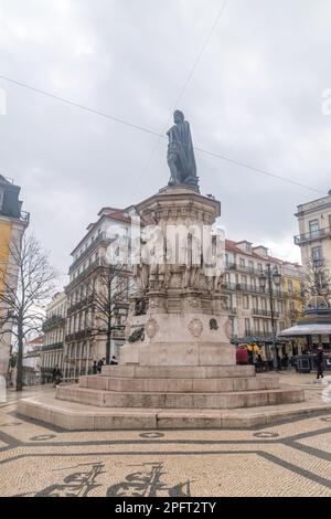 Lisbona, Portogallo - 4 dicembre 2022: Statua di Luis de Camoes in piazza Praca Luis de Camoes. Foto Stock