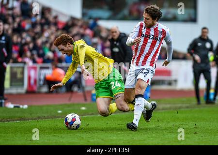 18th marzo 2023; Bet365 Stadium, Stoke, Staffordshire, Inghilterra; EFL Championship Football, Stoke City contro Norwich City; Josh Sargent di Norwich è imbrigliato da ben Pearson di Stoke Foto Stock