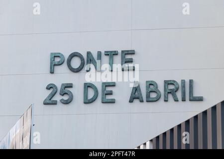 Lisbona, Portogallo - 4 dicembre 2022: Cartello 25th del Ponte di aprile (portoghese: Ponte 25 de Abril). Foto Stock