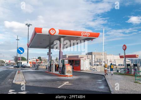 Lisbona, Portogallo - 4 dicembre 2022: Stazione di servizio Galp. Galp è una multinazionale portoghese dell'energia. Foto Stock