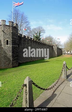 Mura esterne del castello di Cardiff con bandiera gallese e Union. Marzo 2023. Foto Stock