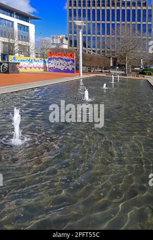 Acquedotto con una fila di fontane, Piazza Callaghan, centro di Cardiff. Marzo 2023. Foto Stock